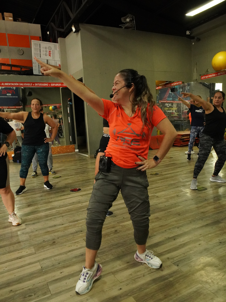 Endorfinas en movimiento cómo el ejercicio cardiovascular y la música impactan tu bienestar 4 clase rumba