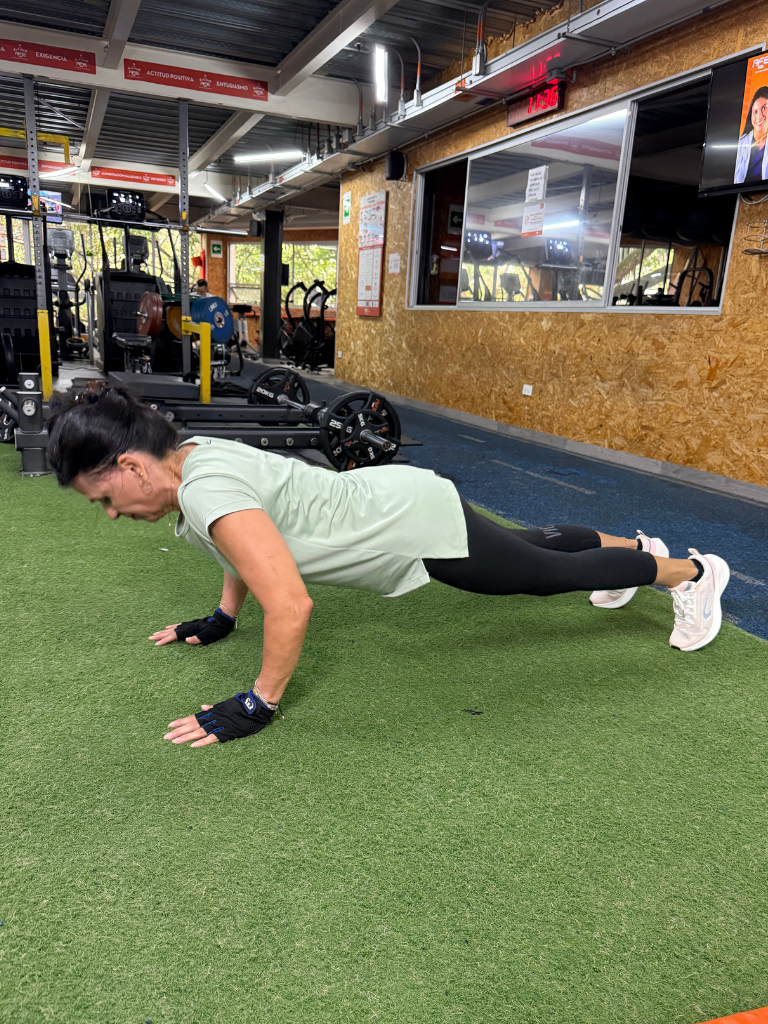 AFE GYM entrenamiento fuerza mayores 50 push up