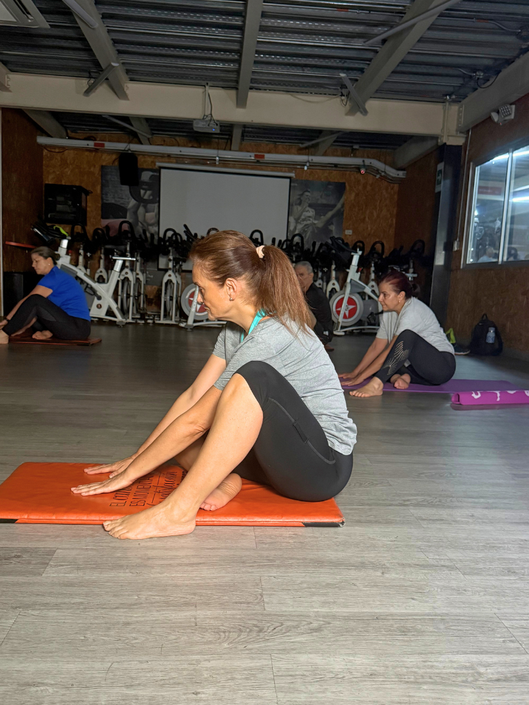 AFE GYM entrenamiento fuerza mayores 50 yoga grupal