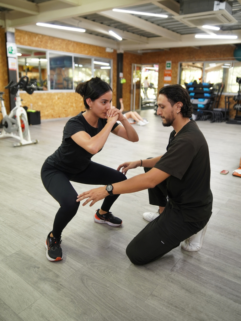 AFE GYM Fisioterapeuta con adulto en seguimiento