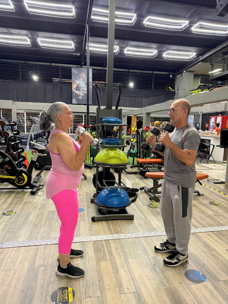 AFE GYM Personas adultas entrenando en ambiemte cercado y acompañado