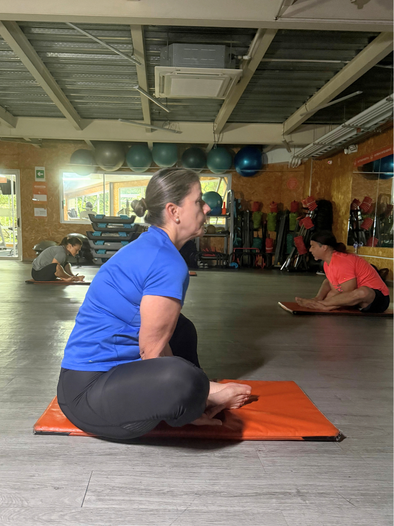 AFE GYM persona na adula entrenando yoga