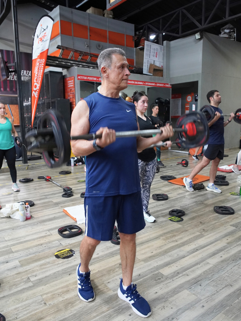 Afe GYM Persona adulta realizando ejercicio de fuerza